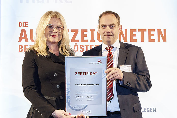 Monica Rintersbacher consegna il premio ad Harald Zeller (CFO della Kraus & Naimer Produktion Gmbh) "Leitbetriebe Austria" certificate handover, Mag. Monica Rintersbacher, CEO of "Leitbetriebe Austria" and Mag. Harald Zeller, CFO of Kraus & Naimer-Group