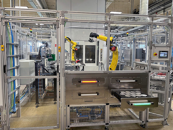Abläufe an der neuen Roboterzelle werden durch Kraus & Naimer LED-Funktionsgriffe deutlich vereinfacht. Schnittstelle Mensch-Maschine