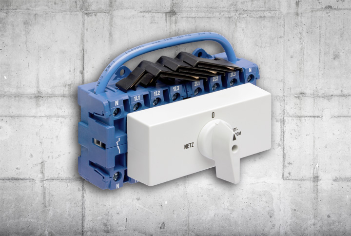 Emergency power switch according to IEC 60947-6-1